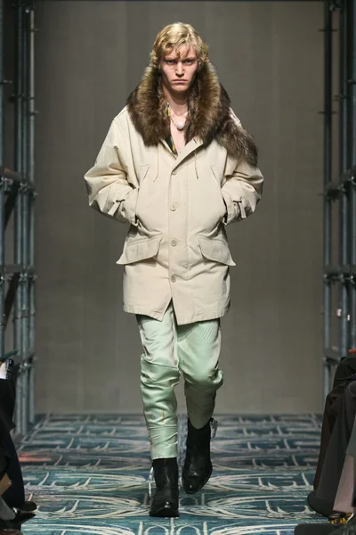 Look 32